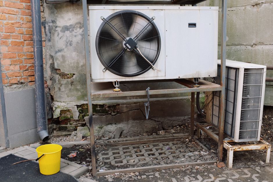 Blog 7 Daikin Fit outdoor unit installed in a narrow side yard next to a home
